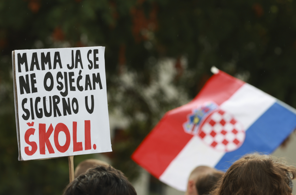 Zagreb ponovo ustao; Protest ispred škole u kojoj su izbodeni učenik i spremačica FOTO