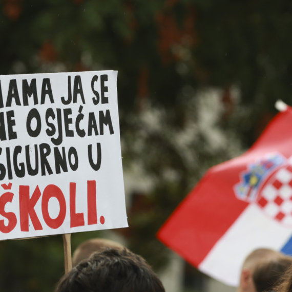 Zagreb ponovo ustao; Protest ispred škole u kojoj su izbodeni učenik i spremačica FOTO