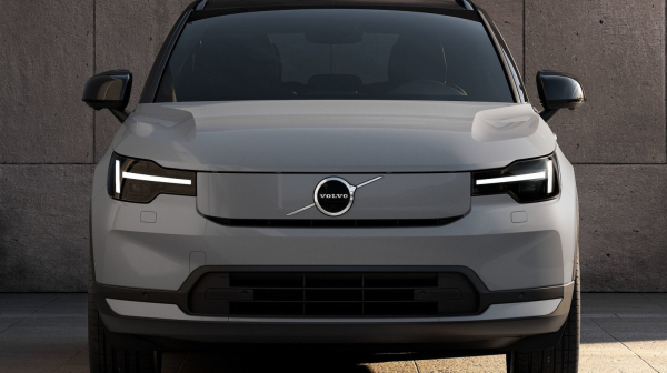 Volvo osvežio EX40: Do 576 km dometa, snažniji pogon i mnogo više tehnologije