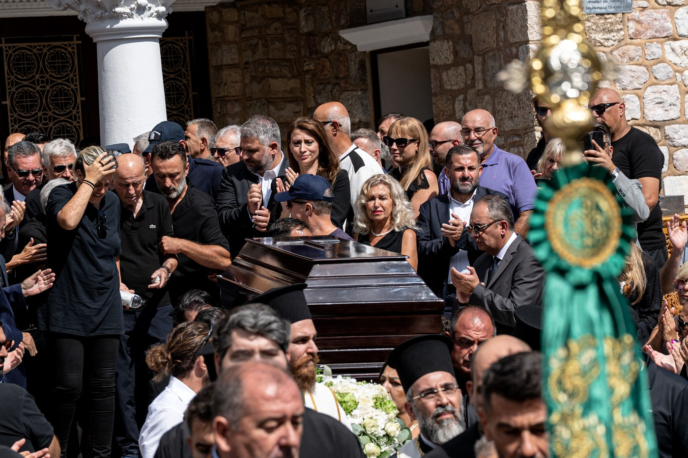 Skandal trese Grčku : Pevač preminuo tokom tretmana podmlađivanja? FOTO