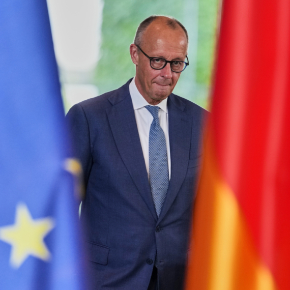 Kriza u Berlinu; Mercu gori pod nogama?