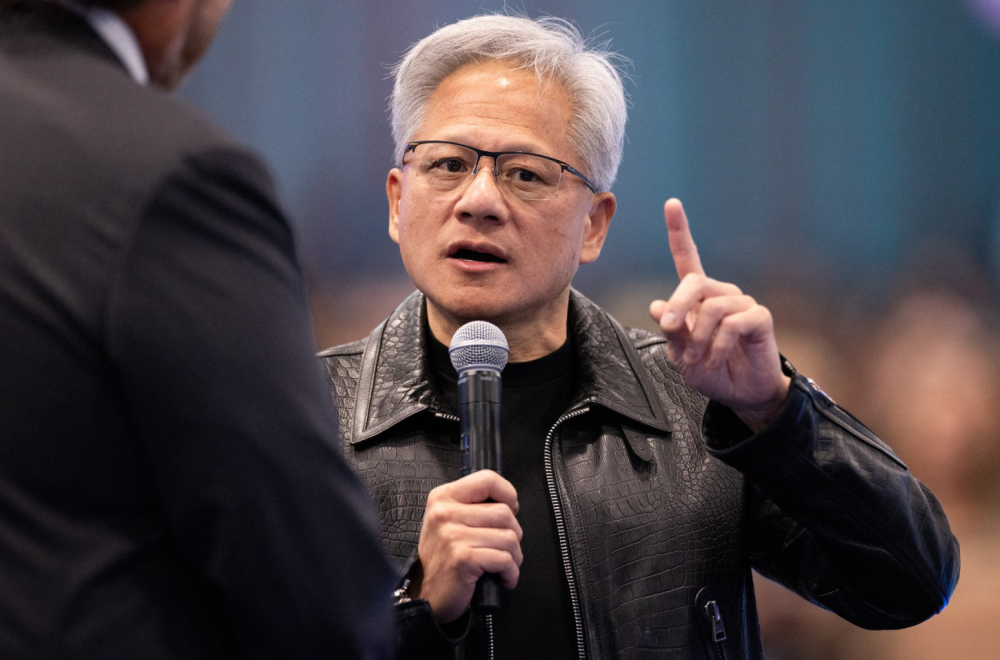Čovek u kožnoj jakni izričit: Ne trebaju nam novi zakoni za AI, sami ćemo se kontrolisati