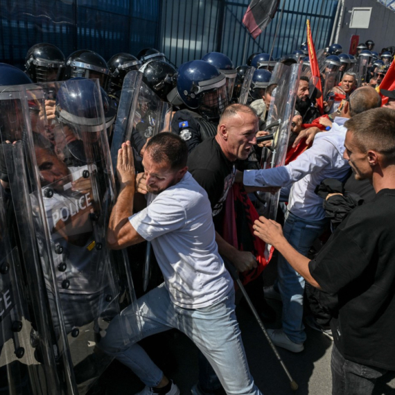I Priština skliznula u nerede; Albanci jurišaju na Euleks  FOTO/VIDEO