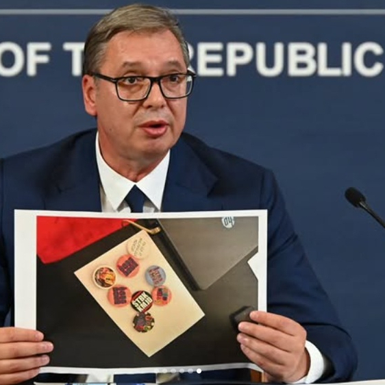 Vučić pokazao šta je Žaklina Tatalović pokušala da unese: "Ovde se ne ulazi u bermudama i sa psovkama"