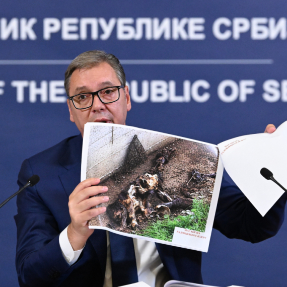 Vučić pokazao fotografije zločina: "Žuta kuća, Orahovac, Lapušnik i Radonjićko jezero nisu deo optužnice"