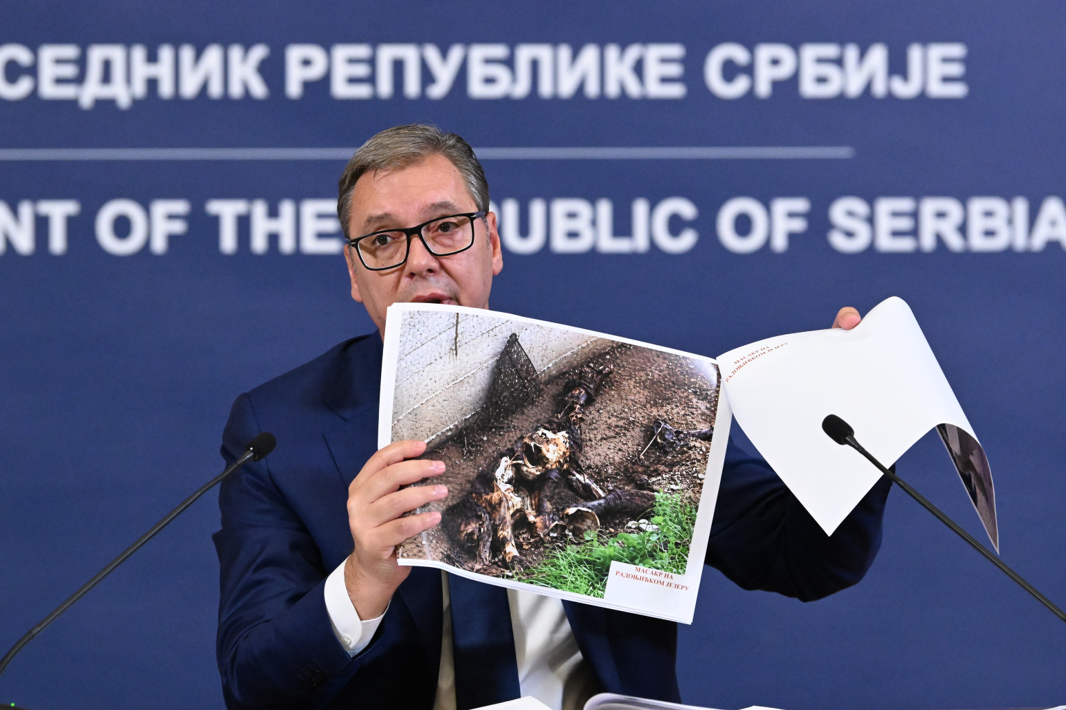 Vučić pokazao fotografije zločina: "Žuta kuća, Orahovac, Lapušnik i Radonjićko jezero nisu deo optužnice"