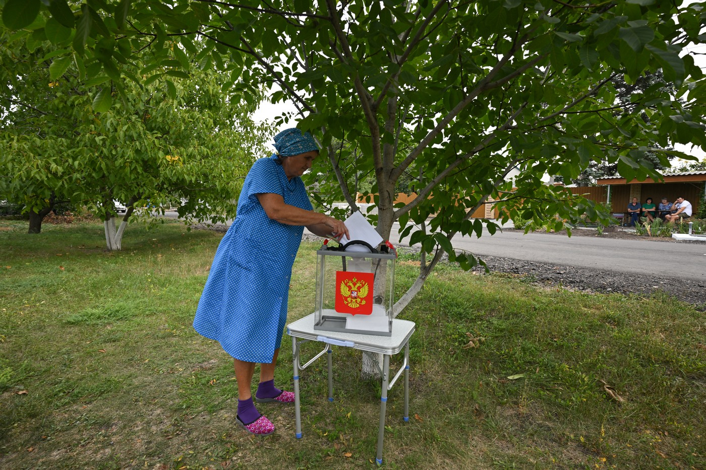 Glasačka kutija ispod drveta ili je nosi vojnik; Ovako izgledaju izbori u Donjeckoj oblasti... FOTO/VIDEO