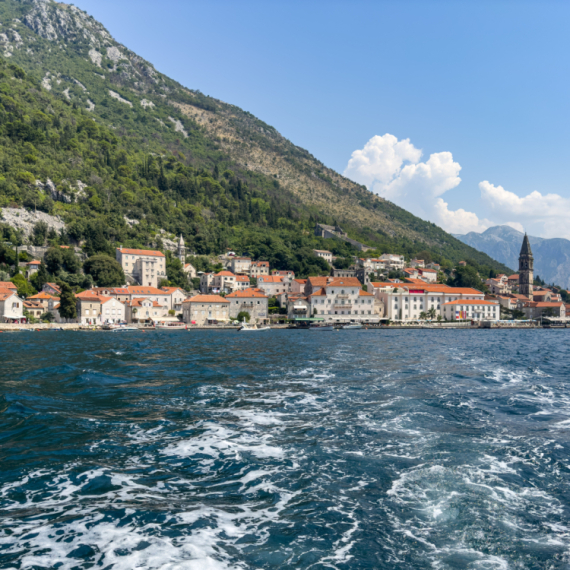 Pojavili se na sekund i oduševili sve: Nestvarni prizori u Boki Kotorskoj FOTO