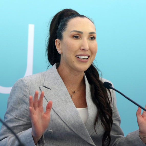 Jelena Janković ima savršen stajling za poslovne prilike: Jedan odevni predmet "dominira" VIDEO