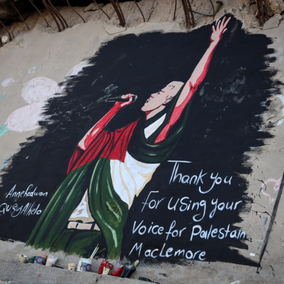 Nakon što je izbačen sa Širanove turneje, Maklmor najavio "Slobodnu Palestinu"