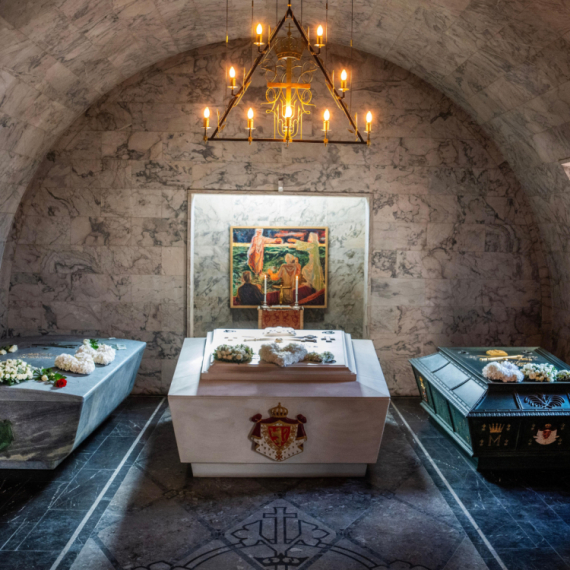 Postavljen sarkofag norveškog kralja: Napravljen od kamena iz untrašnjosti Zemlje FOTO
