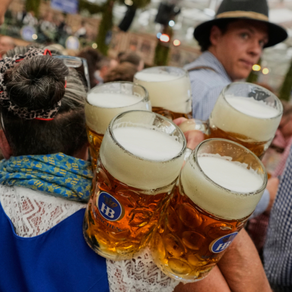 Cene piva na ovogodišnjem Oktoberfestu iznenadile; Počeo najiščekivaniji događaj godine u Minhenu FOTO