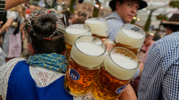 Cene piva na ovogodišnjem Oktoberfestu iznenadile; Počeo najiščekivaniji događaj godine u Minhenu FOTO
