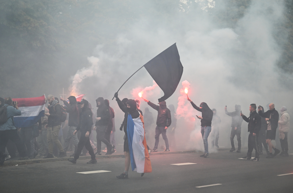 Tokom haosa u Hagu uhapšeno više od 20 osoba; Demonstranti koristili pirotehniku, policija vodeni top FOTO
