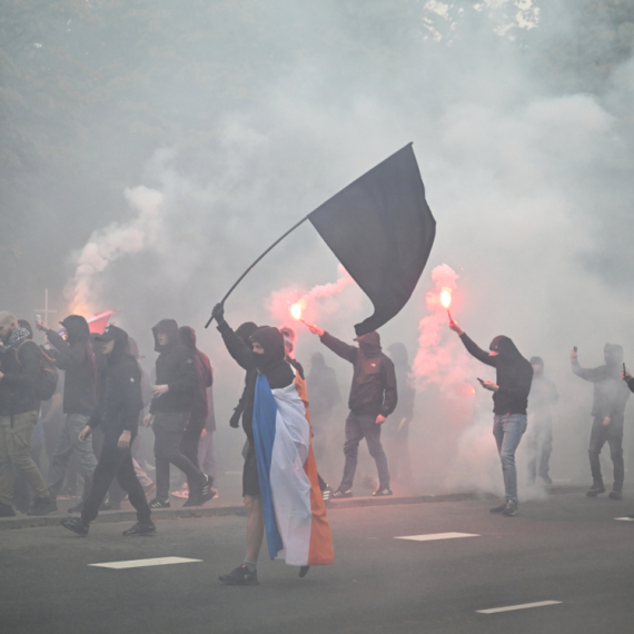 Tokom haosa u Hagu uhapšeno više od 20 osoba; Demonstranti koristili pirotehniku, policija vodeni top FOTO