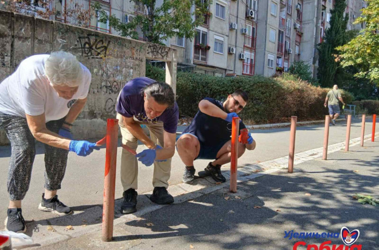 Nova akcija aktivista SNS-a na Novom Beogradu: U Bloku 61 uređuju stazu i farbaju stubiće