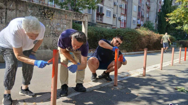 Nova akcija aktivista SNS-a na Novom Beogradu: U Bloku 61 uređuju stazu i farbaju stubiće