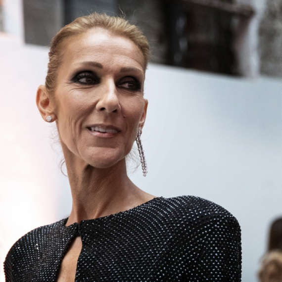 Snimci Selin Dion preplavili internet; Bosa se popela na automobil, pa zapevala fanovima VIDEO