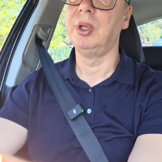 Vučić se obraća građanima: Predsednik Srbije iz svog automobila uživo na Tiktoku