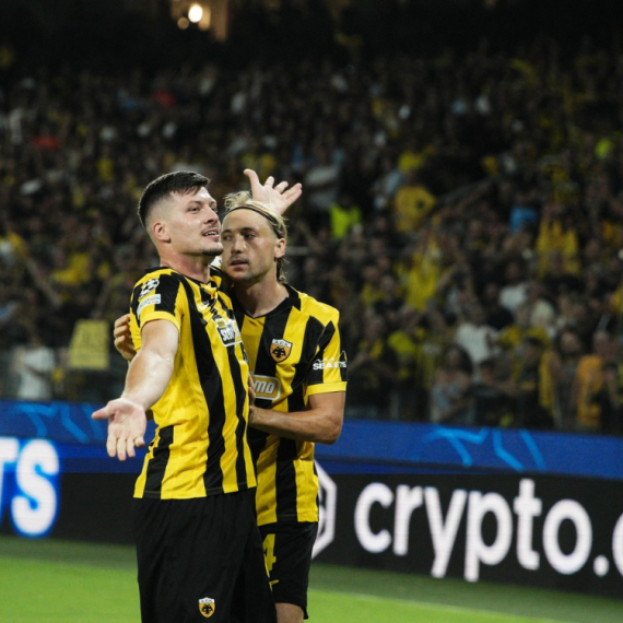 Jedan nije dovoljan? U redu, daće Luka Jović dva komada