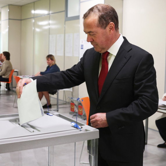 Javio se Medvedev: "Protivnik uložio ogromne napore da pokvari rezultate izbore"
