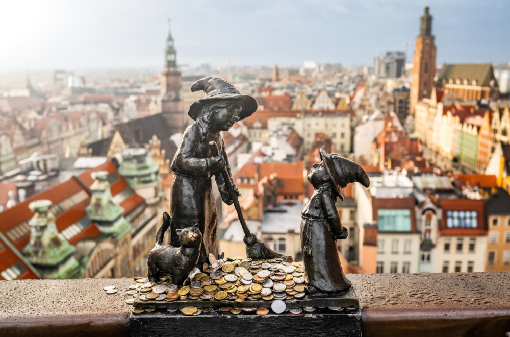 Neobična turistička atrakcija osvaja Evropu: Ljudi dolaze u grad da traže patuljke FOTO
