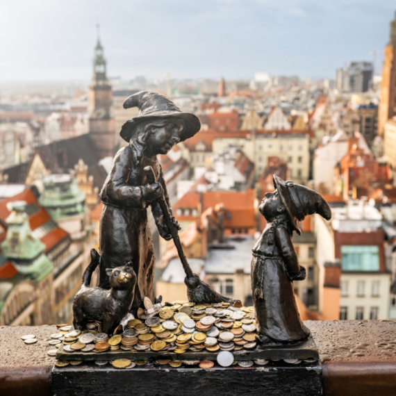 Neobična turistička atrakcija osvaja Evropu: Ljudi dolaze u grad da traže patuljke FOTO