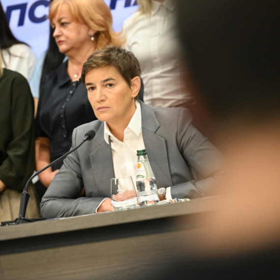 Brnabić: "Samo dan nakon napada na aktiviste SNS-a sekirom, narativ da vlasti prouzrokuju nasilje"