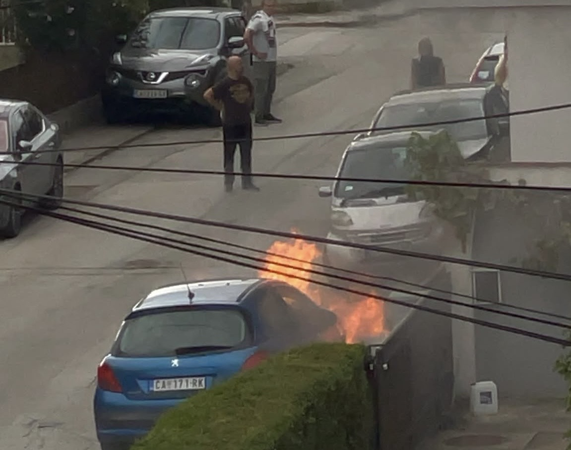 Drama u Čačku: U porodičnom naselju se zapalio putnički automobil FOTO
