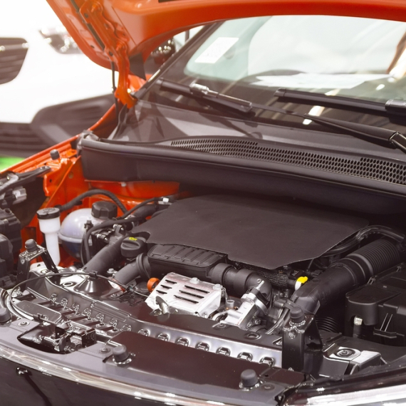Čemu služi poklopac na motoru automobila?