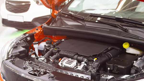 Čemu služi poklopac na motoru automobila?