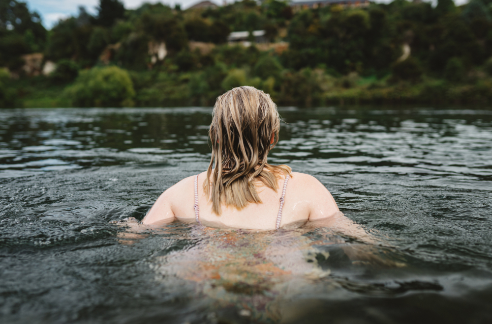 Žena se kupala u reci, a onda je ogromno stvorenje iskočilo iz vode: Prizor ledi krv u žilama VIDEO