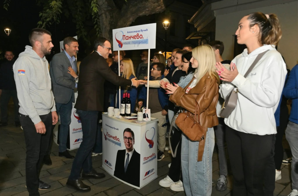 Članovi Predsedništva SNS posetili štand omladine GO SNS Pančevo