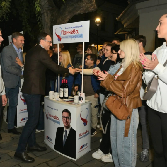 Članovi Predsedništva SNS posetili štand omladine GO SNS Pančevo