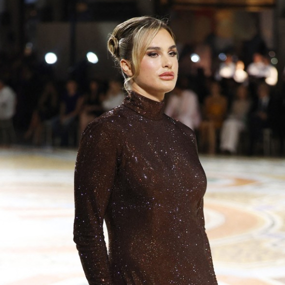 Arina Sabalenka debitovala na modnoj pisti: Uskom haljinom zapalila Milano FOTO/VIDEO