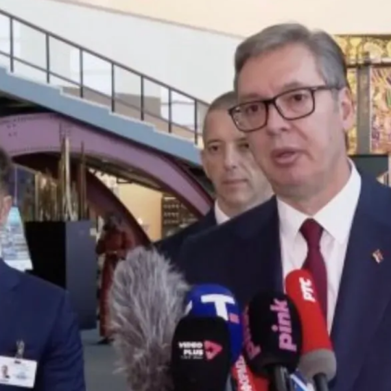 Vučić poslao poruku iz Njujorka: "Stvarno mislite da vas se neko plaši?"; "Da nam pevate 'Za dom spremni'?"