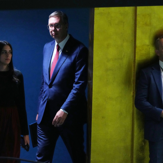 Vučić poslao poruku iz Njujorka: "Stvarno mislite da vas se neko plaši?"; "Da nam pevate 'Za dom spremni'?"