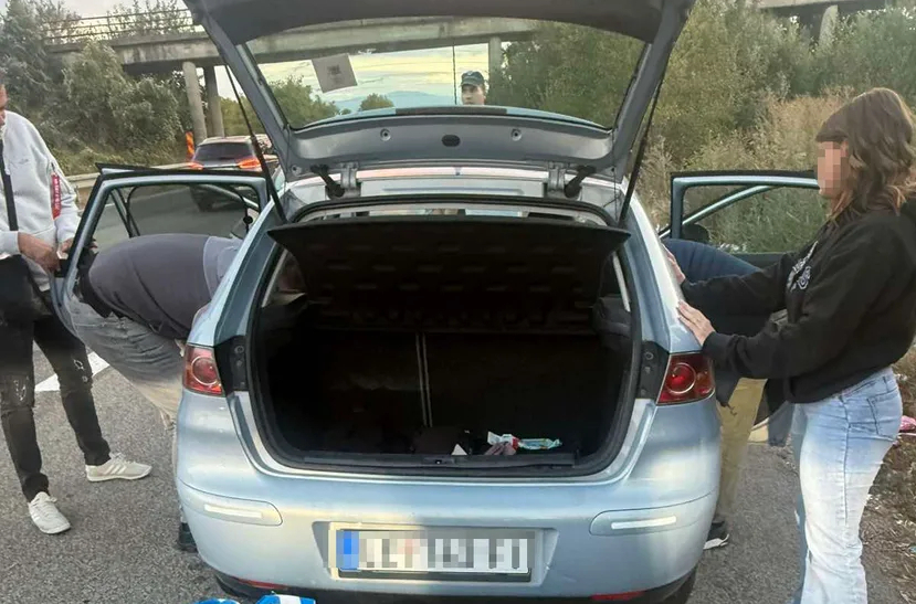 Policija zaustavila Seat kod Leskovca: Devojka iz donjeg veša izvadila kesicu sa marihuanom