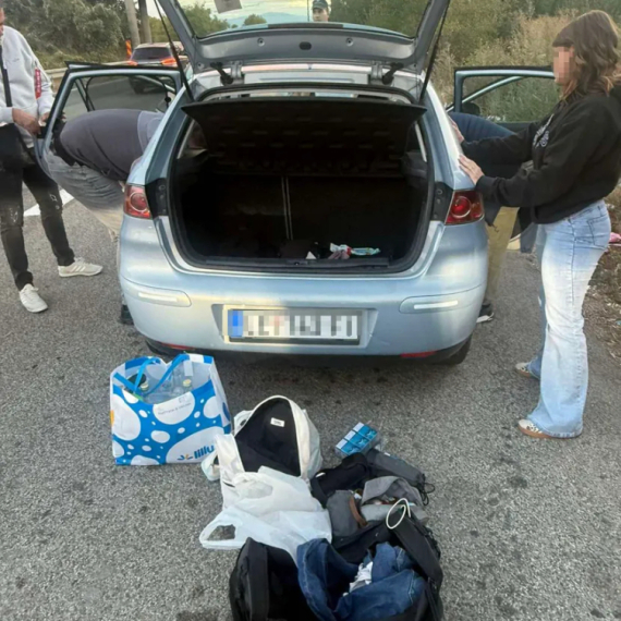 Policija zaustavila Seat kod Leskovca: Devojka iz donjeg veša izvadila kesicu sa marihuanom