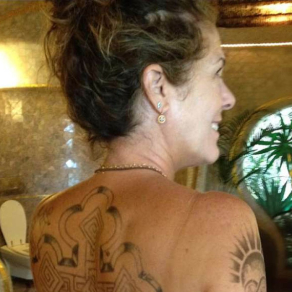 Žena Toma Henksa objavila fotku u toplesu: Sve je šokirala tetovažom krsta FOTO