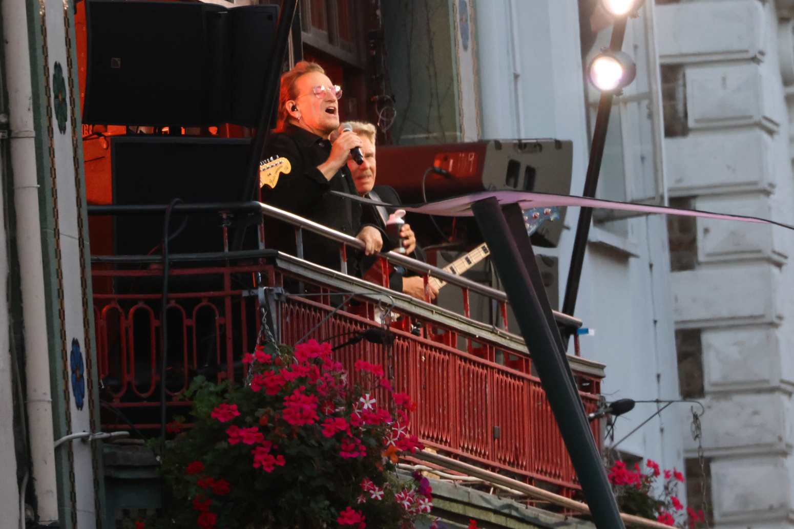 Fanovi preplavili ulice zbog nezapamćenog spektakla: U2 se vratio tamo gde je sve počelo FOTO