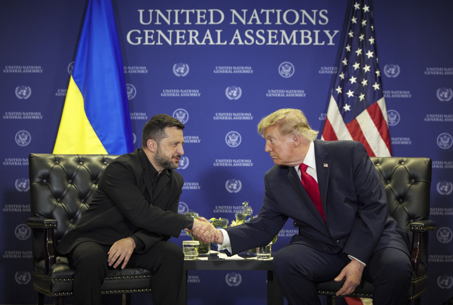 Trampov poklon Putinu FOTO