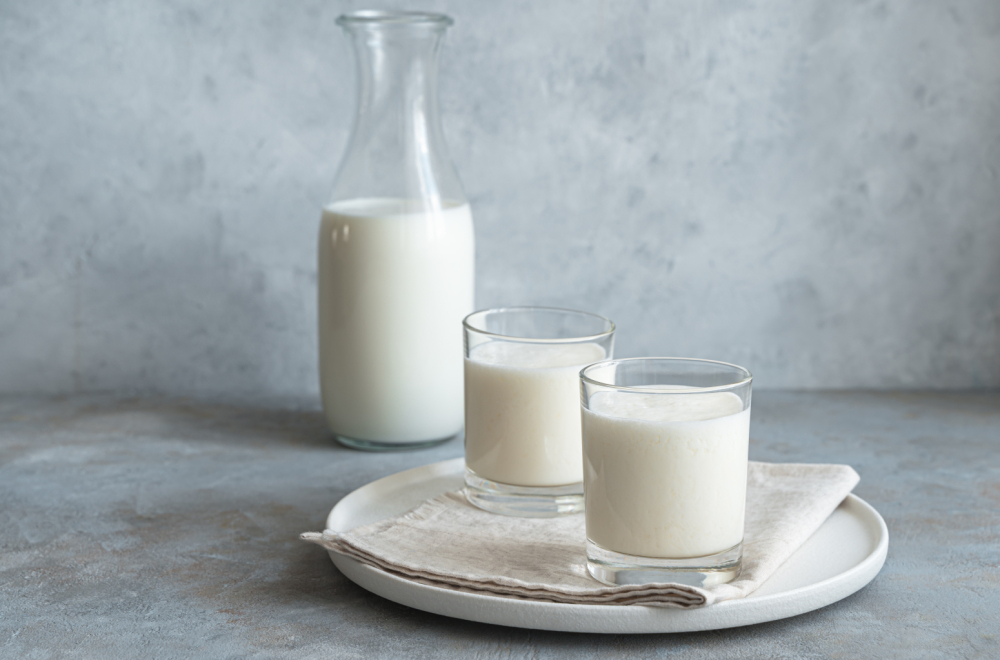 Ajran ili kefir, dve čaše koje kriju veliku razliku: Evo šta se zapravo dešava u vašem telu kada ih pijete