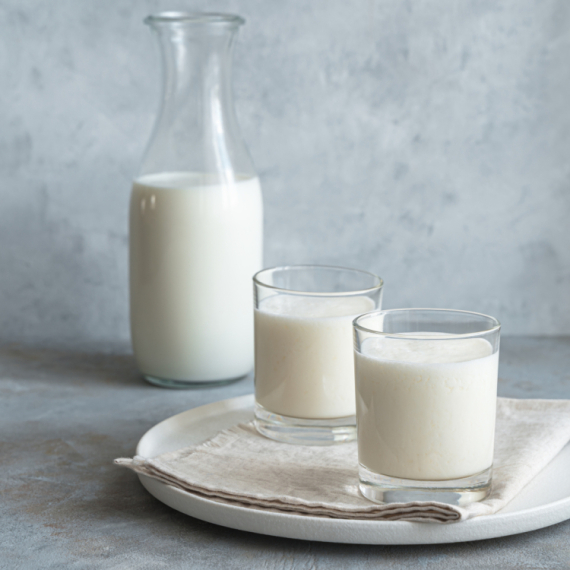 Ajran ili kefir, dve čaše koje kriju veliku razliku: Evo šta se zapravo dešava u vašem telu kada ih pijete