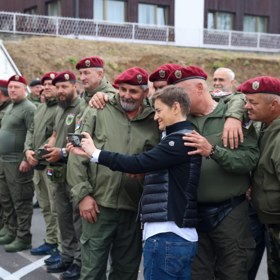 Brnabić: "Prepodne sam provela na Avali sa veteranima, koje niko ne sme i neće da zaboravi" FOTO