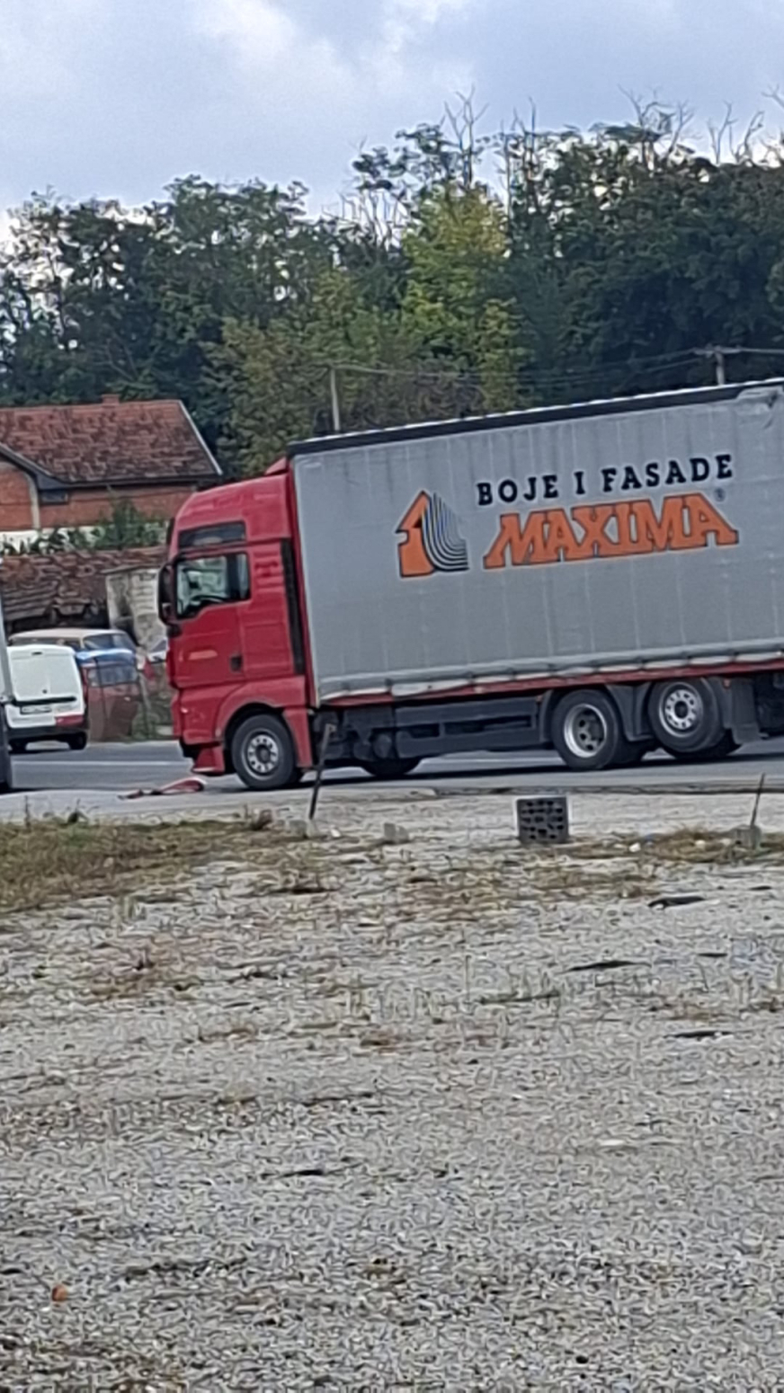 Teška nesreća kod Čačka: Automobil potpuno slupan posle sudara sa kamionom FOTO