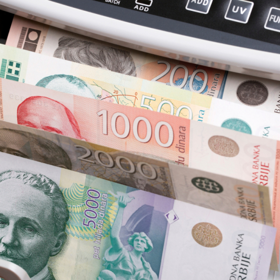 Novac, veće penzije i popusti: Šta građanima donosi paket od 980,6 miliona evra?
