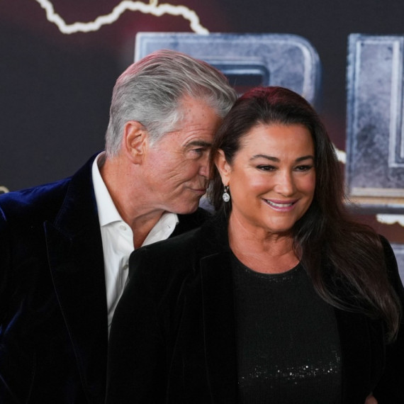 Pirs Brosnan sa suprugom proslavio njen 63. rođendan: Tajna srećnog braka stala u nekoliko reči FOTO