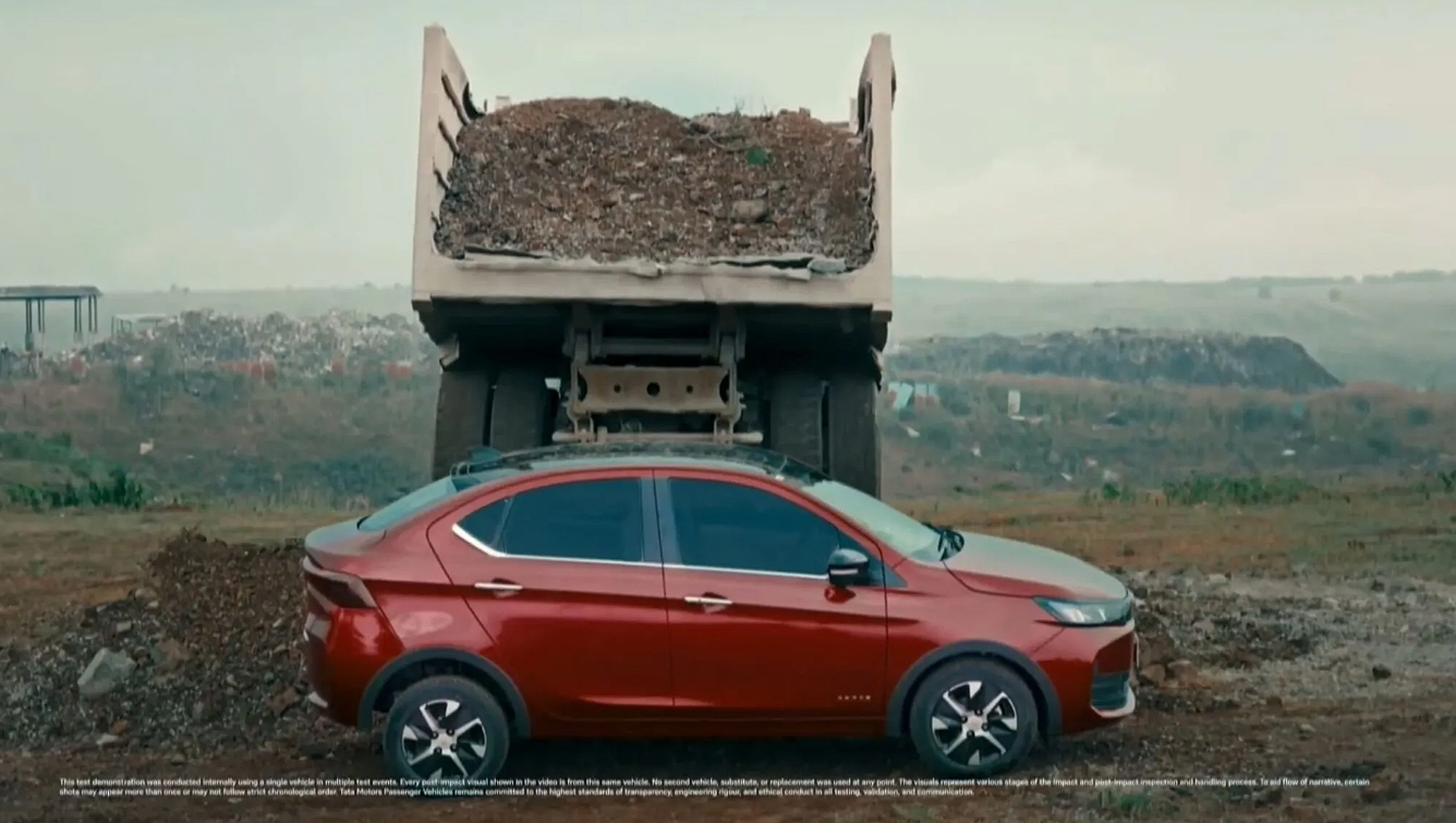 Indijski test izdržljivosti: Zatrpali nov automobil sa 20 tona šuta FOTO/VIDEO