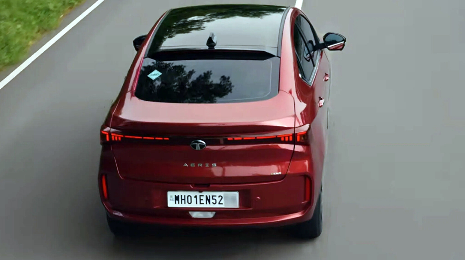 Indijski test izdržljivosti: Zatrpali nov automobil sa 20 tona šuta FOTO/VIDEO